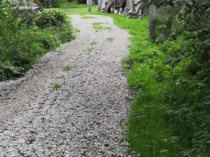 Не страшна распутица: дорогу по улице Центральной в Богатищево отсыпали инертным материалом