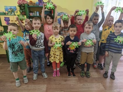 Тучковские дошколята сделали лягушат