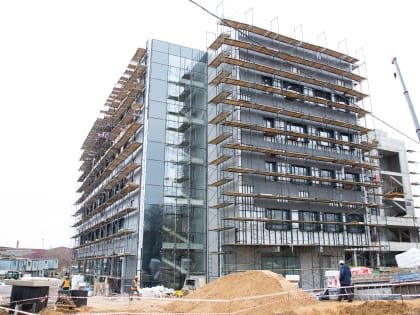 В строящейся поликлинике в посёлке Октябрьский Люберец приступили к установке витражей