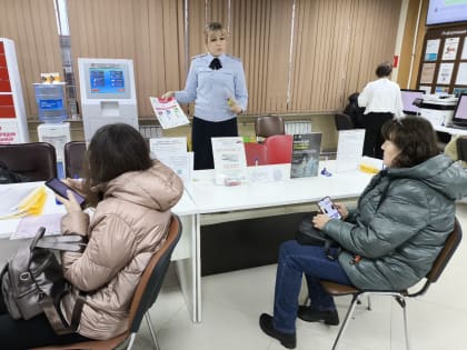 Сотрудники ГАИ напомнили посетителям МФЦ Люберец правила перевозки детей в автомобиле