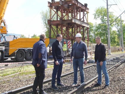 Владимир Волков проверил монтаж пролёта надземного пешеходного перехода в Люберцах