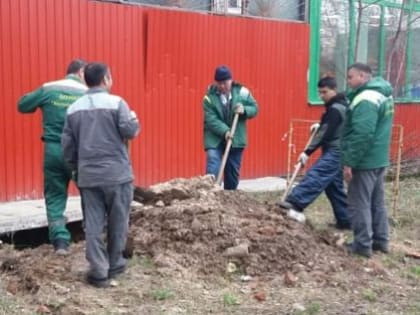 Сотрудники МУЖКП «Котельники» приступили к подсыпке провалов в зеленых зонах