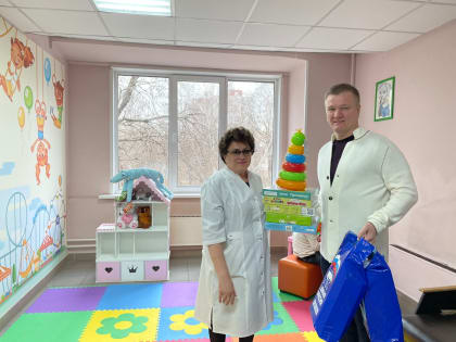 Депутаты Мособлдумы передали наборы игрушек в Добрые комнаты Люберец
