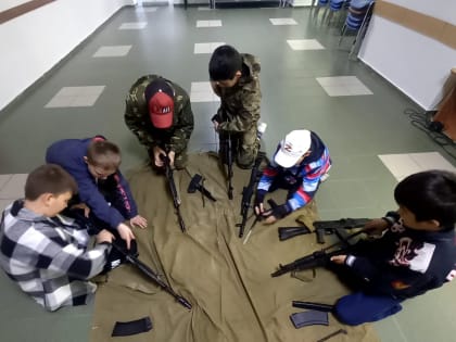 Юнармейцы ознакомились с устройством автомата Калашникова