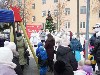 Новогоднее представление «Выходи во двор» состоялось в поселке Октябрьский