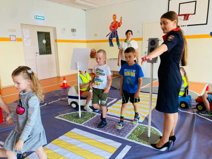 Сказочные герои напомнили юным домодедовцам о правилах дорожного движения