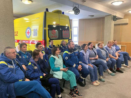 Красногорские партийцы и молодогвардейцы поздравили сотрудников Московской областной станции скорой помощи!