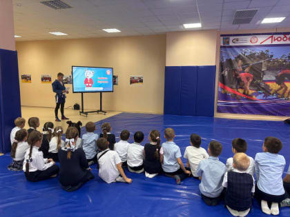 Тренеры Федерации самбо проводят открытый урок для школьников