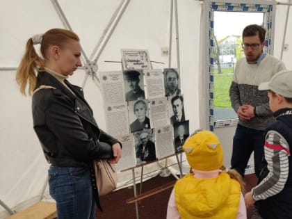 В Шаховском городском парке сотрудники Шаховского музея организовали лекторий "История ул. Базаева" в рамках передвижной выставки "Страницы истории края"