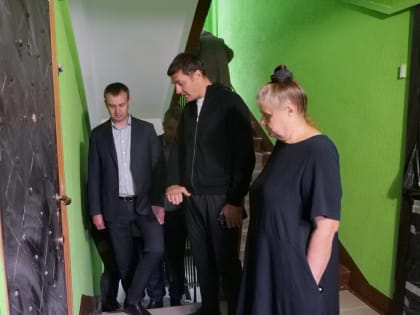 Владимир Волков проверил ремонт подъездов в жилом доме поселка Люберец
