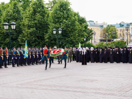 Митрополит Павел принял участие в церемонии возложения венка к могиле Неизвестного солдата у Кремлевской стены