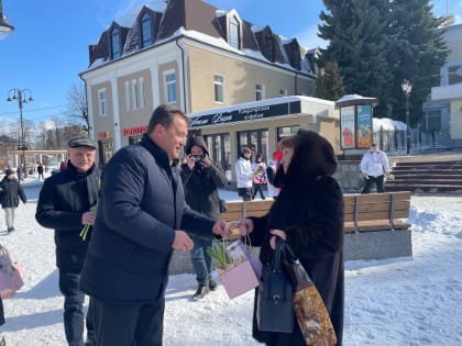 Жительниц Богородского округа поздравили с 8 Марта в центре Ногинска