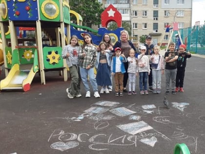 Юные ружане рисовали на асфальте любимую страну