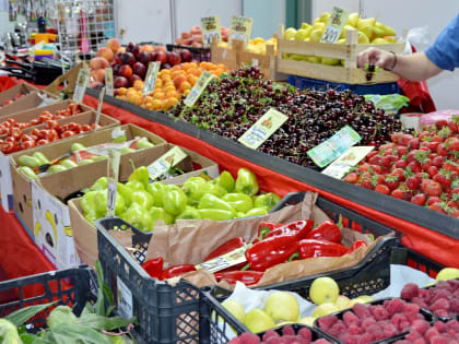 На теннисных кортах открылась выставка-продажа товаров и продуктов от российских и белорусских производителей