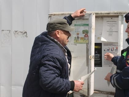 Сотрудники Госавтоинспекции проводят профилактические беседы по безопасности дорожного движения