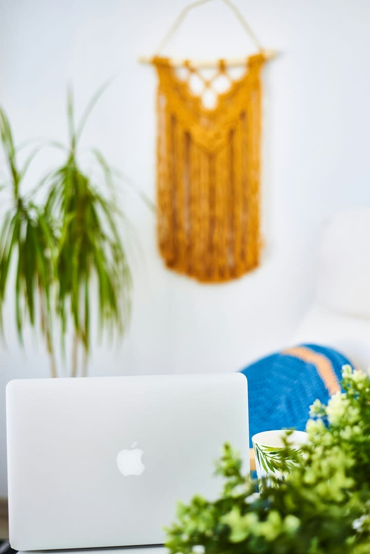 foto macbook di atas tekstil biru dan putih