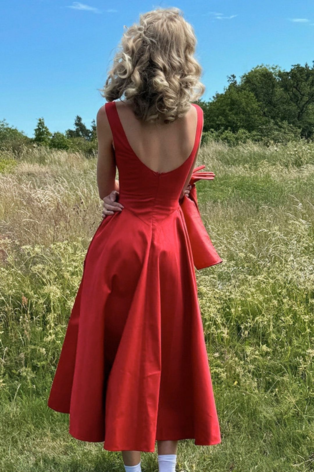 Temperament One-line Collar Waist Slimming Dress Women's 2024 New Woven Simple Long Skirt