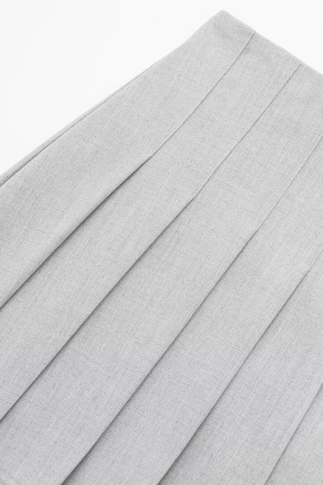 Short Long-sleeved Shirt + High-waisted Pleated Skirt