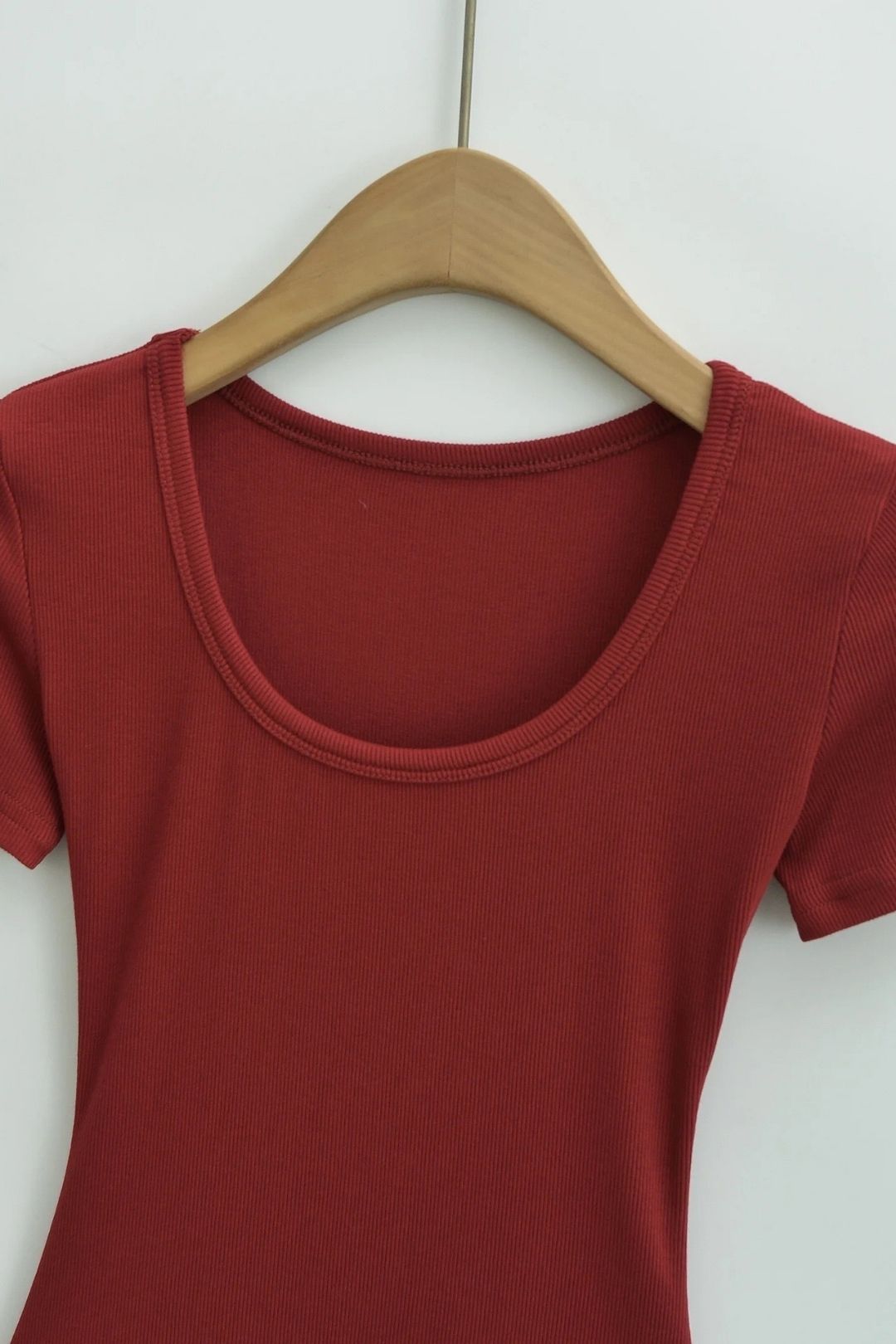 Large U-neck Thread Hourglass Waist Short-sleeved T-shirt