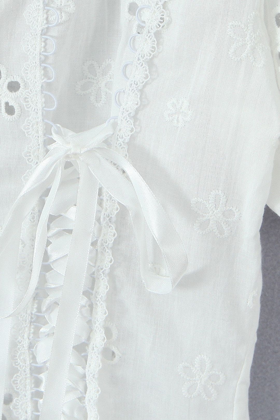 Embroidery Tie-up Puff Sleeve Top