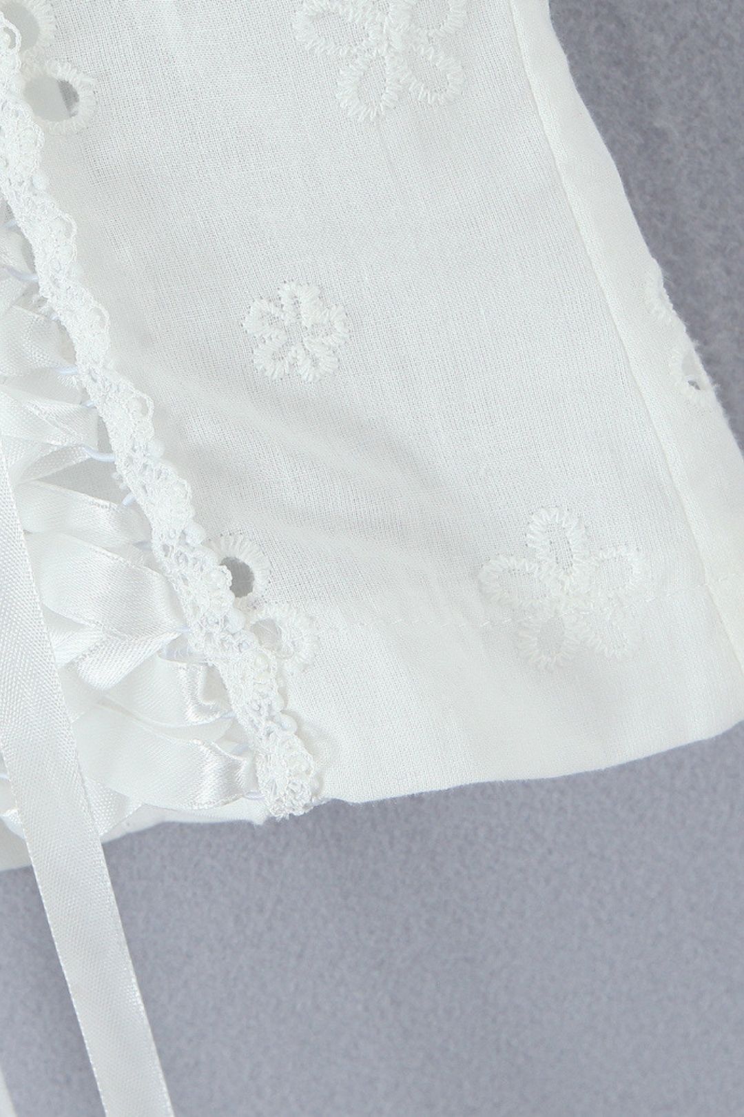 Embroidery Tie-up Puff Sleeve Top