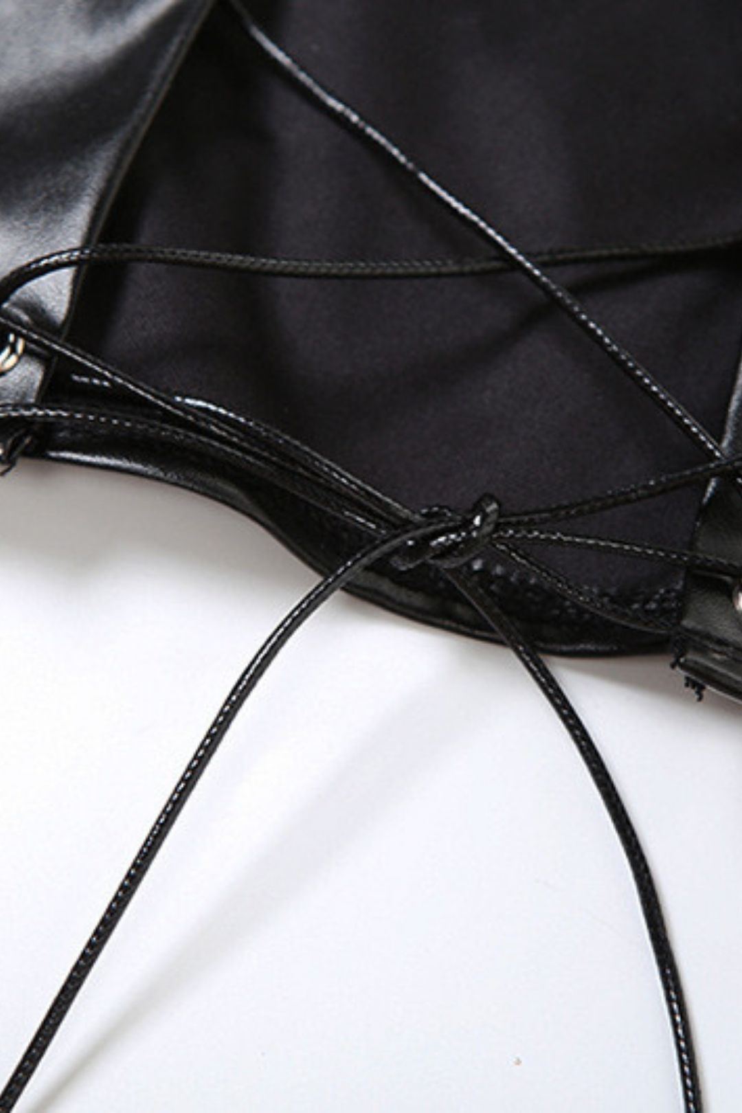 Leatherlace-upnecknudeslimpantssuit