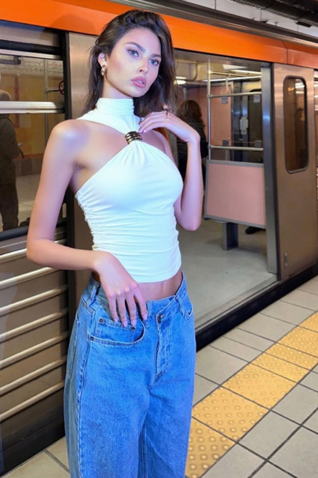 Highcollarshoulderslimtop