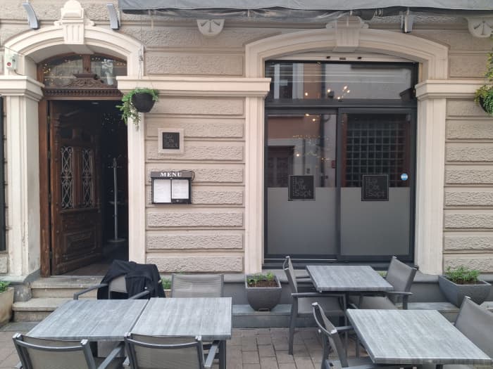 Entrée et terrasse du restaurant Le 17 — Mulhouse