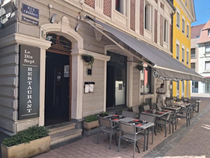 Entrée du restaurant Le Dix Sept par beau temps
