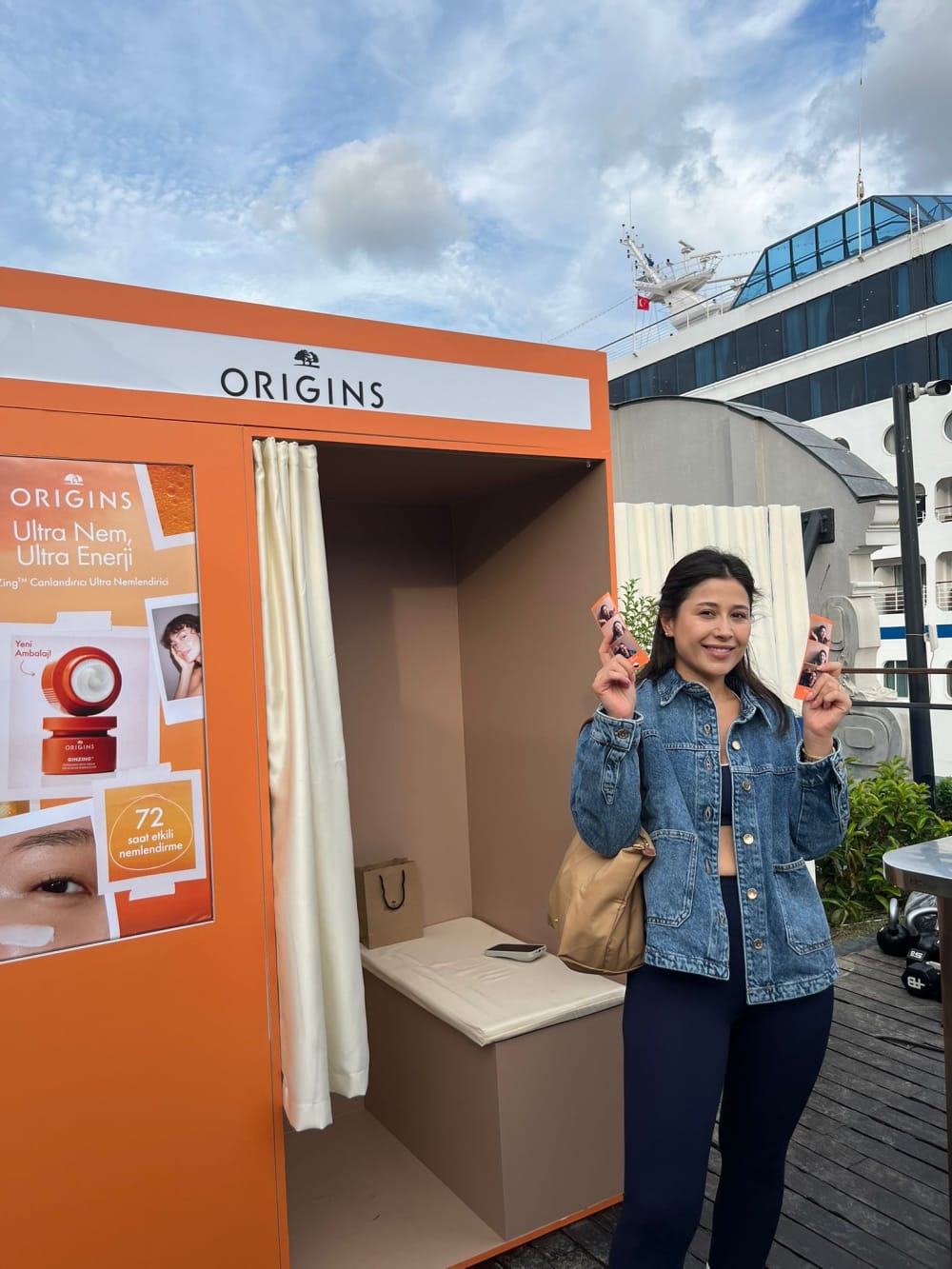 Origins kozmetik markası aktivasyonunda interaktif Cabin Photo ekranını kullanan katılımcılar