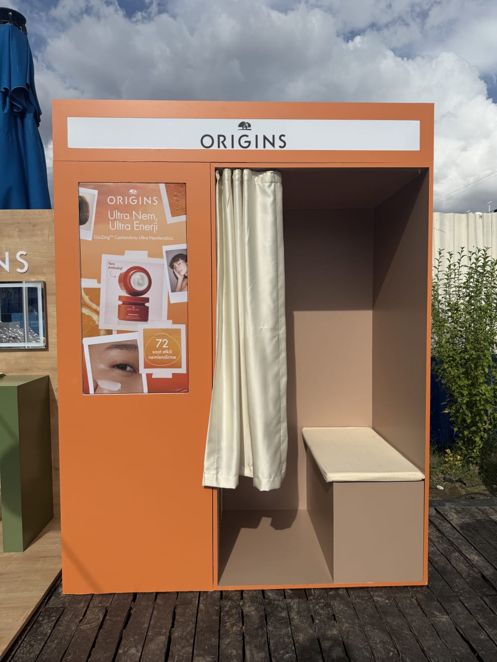 Origins kurumsal kimliğine ve renklerine uygun olarak üretilmiş özel tasarım fotokabin donanımı