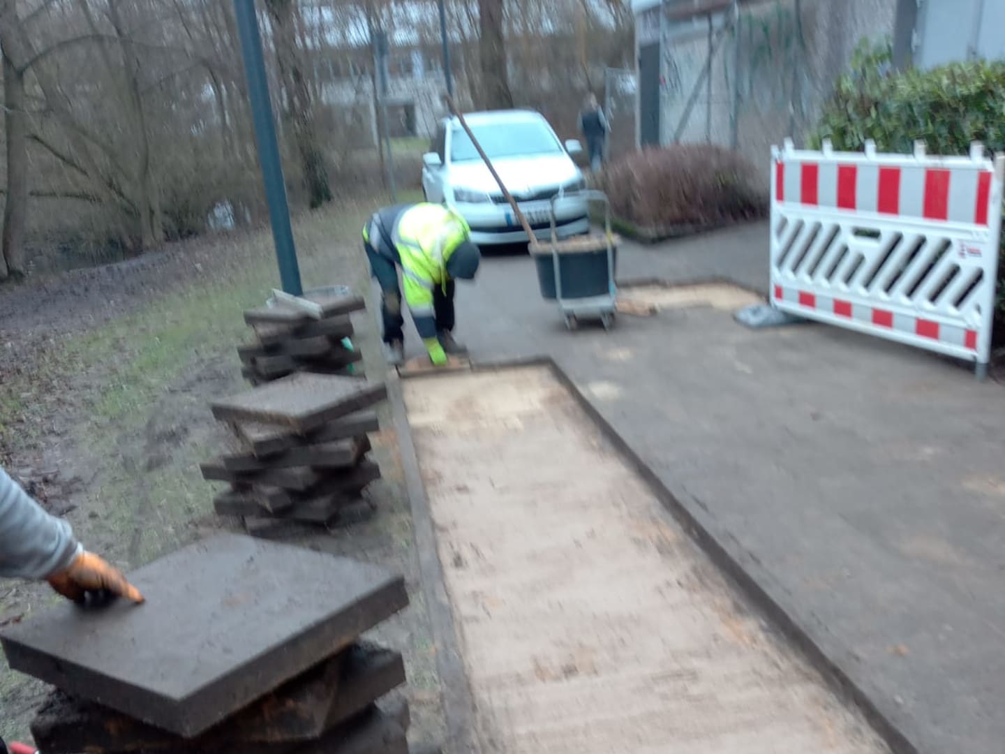 Rückbau und Neuaufbau von Gehwegplatten mit abgesperrtem Arbeitsbereich