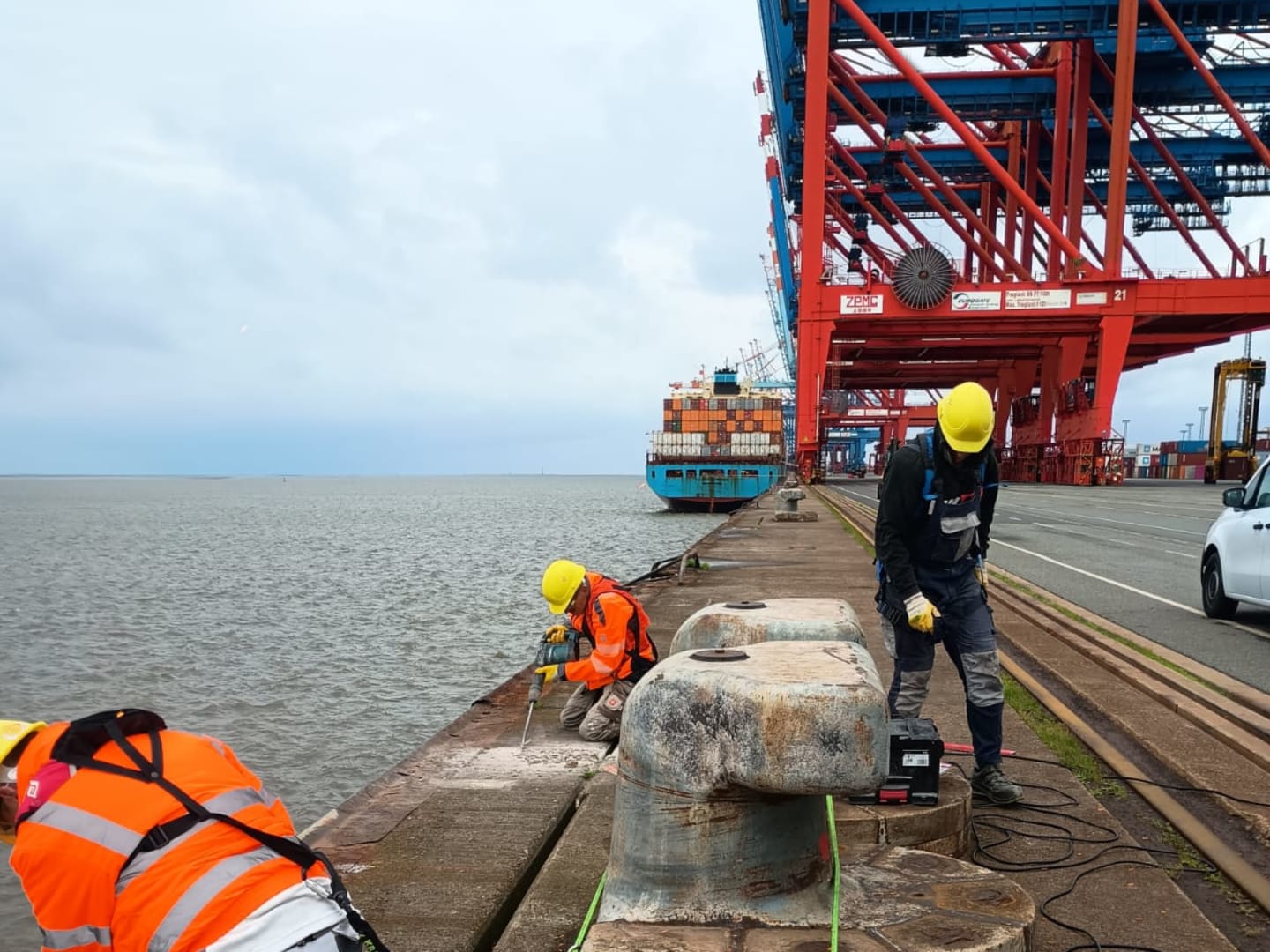 Zwei Mitarbeiter der AWA Eurobau bei der Betoninstandsetzung an Pollern einer Kaianlage im Hamburger Hafen