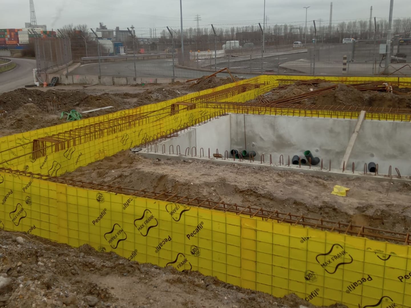 Industriefundament mit gestellter Schalung und verlegter Bewehrung