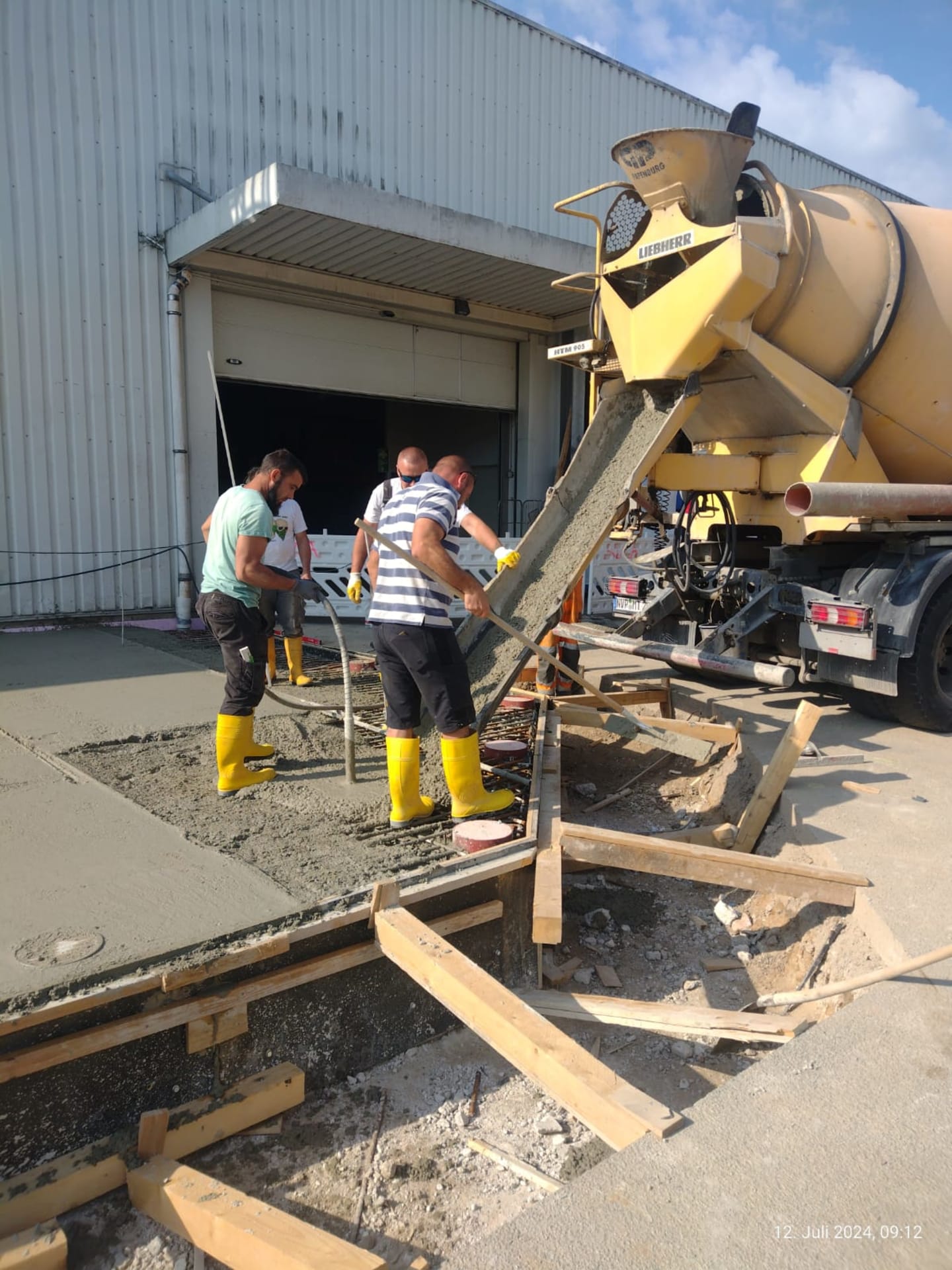 Betonage einer Außenfläche mit Industriebeton aus der Fahrmischerrutsche