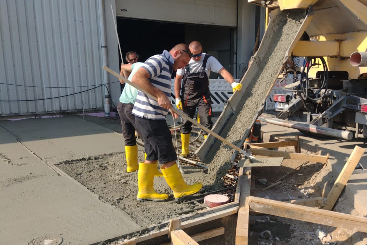 Team der AWA Eurobau beim Einbringen von Industriebeton auf einer Außenfläche