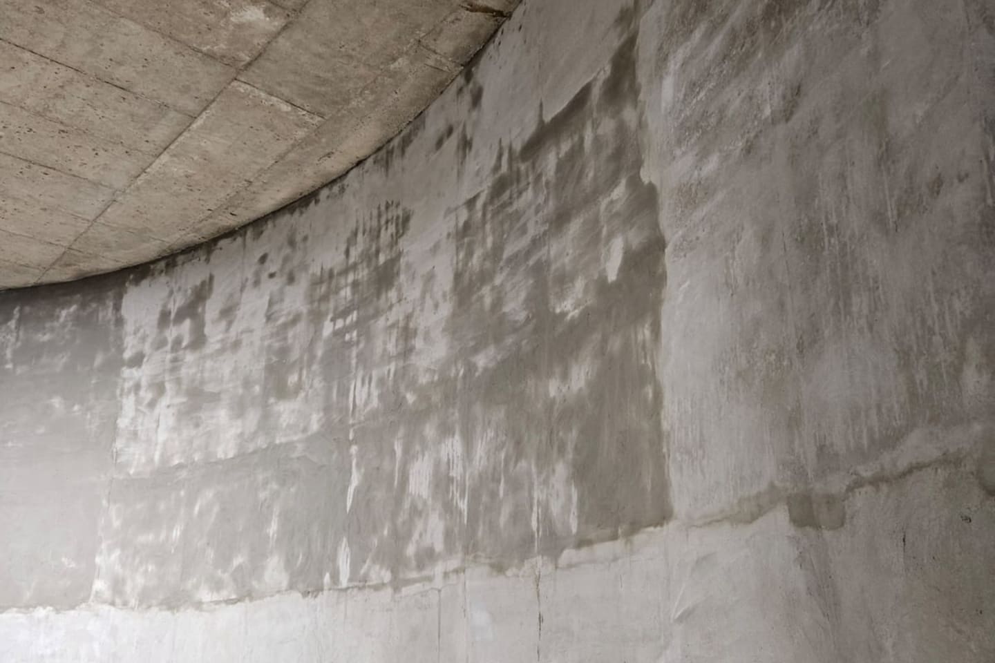 Instandgesetzte Betonrundwand nach Reprofilierung der Oberfläche