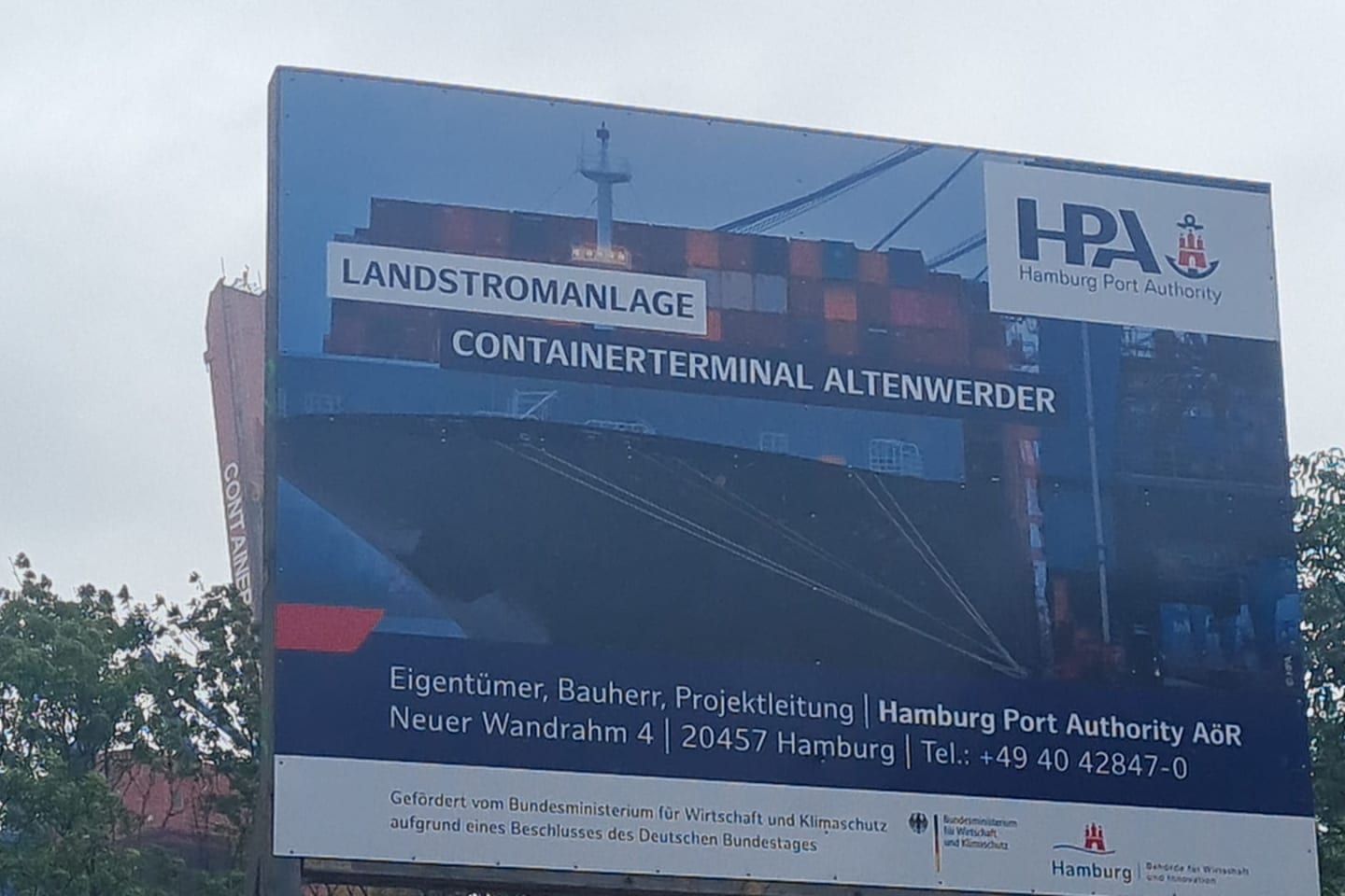 Bauschild des Projekts Landstromanlage am Containerterminal Altenwerder der Hamburg Port Authority