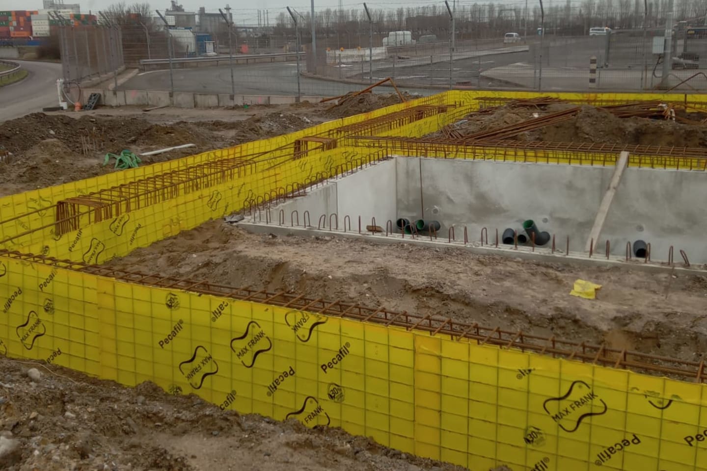 Industriefundament mit gestellter Schalung und verlegter Bewehrung