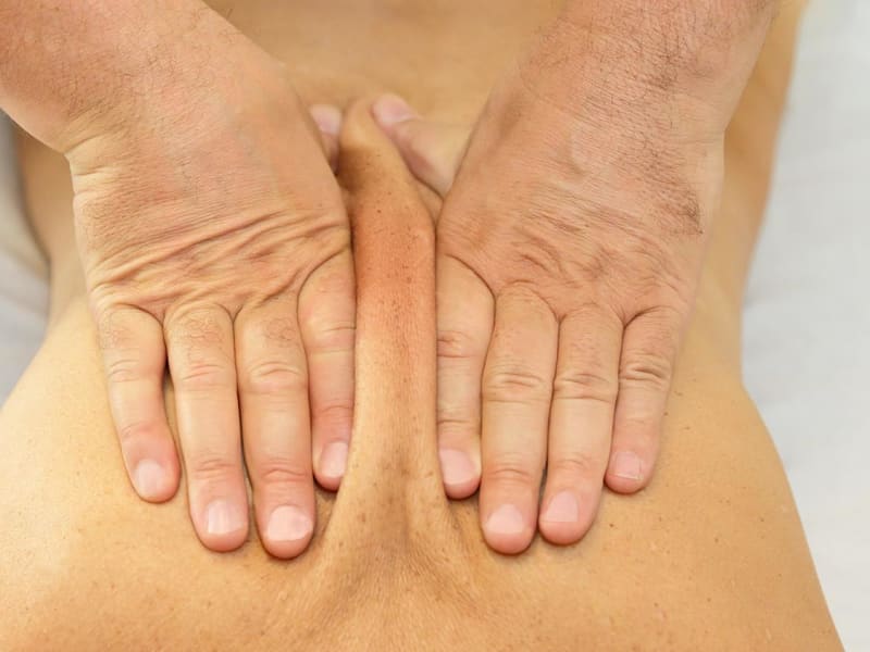 Rückenmassage zu Hause durch Physiowohltat aus Norderstedt