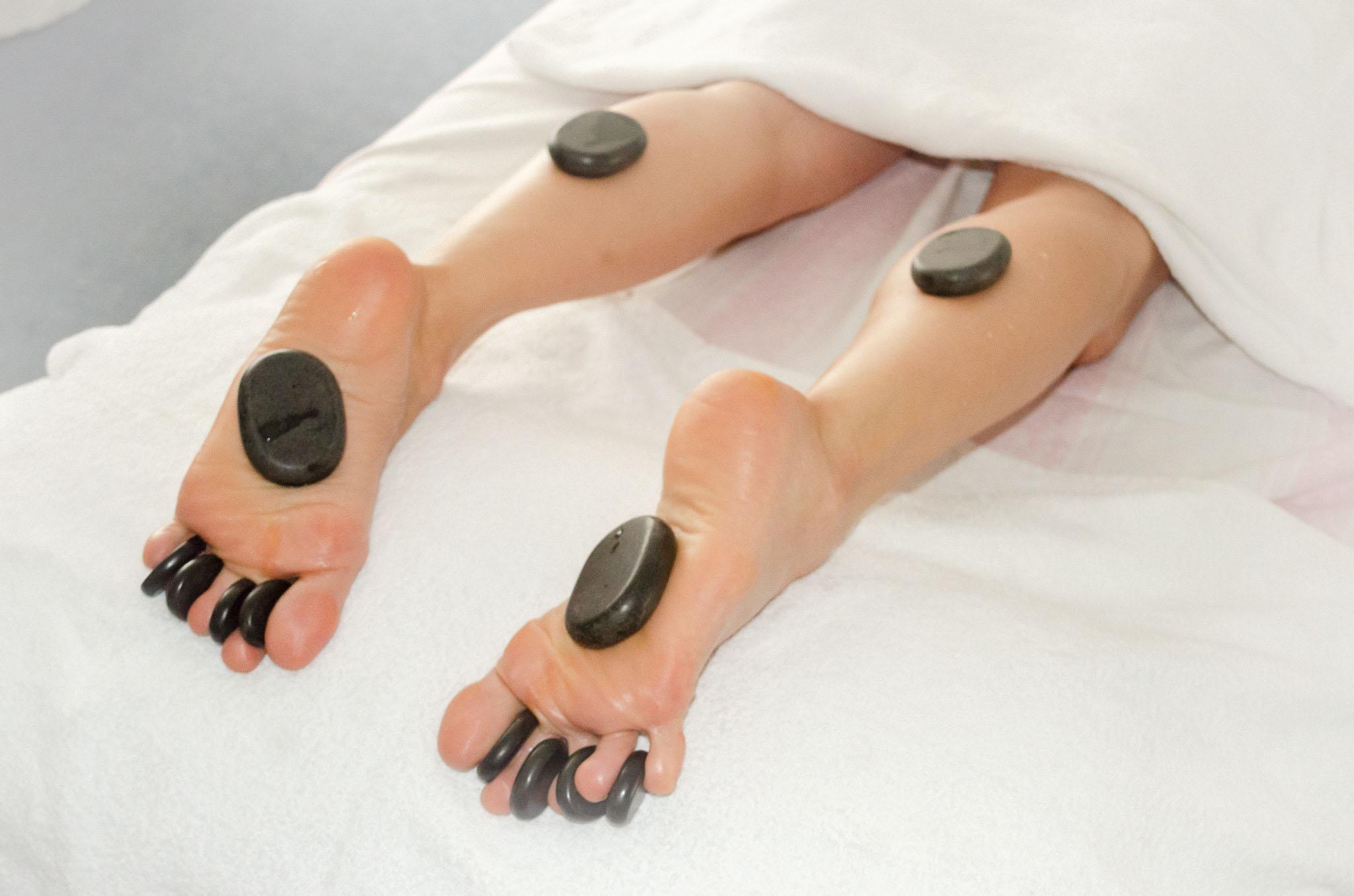 Hot Stone Massage in Norderstedt - warme Basaltsteine werden für die Behandlung aufgelegt