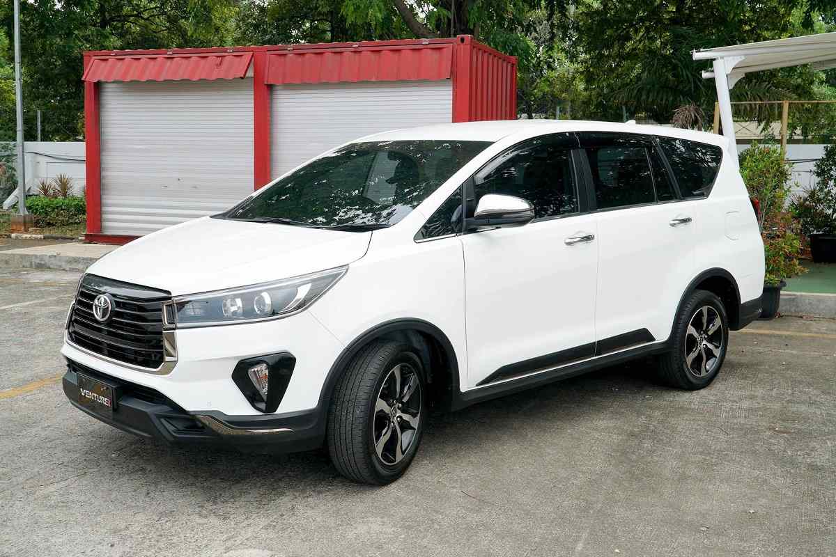 Toyota Innova Crysta alternate view