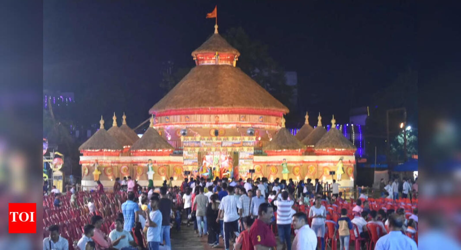 Illuminated Kasidih Durga Puja pandal with visitors in Jamshedpur in 2025