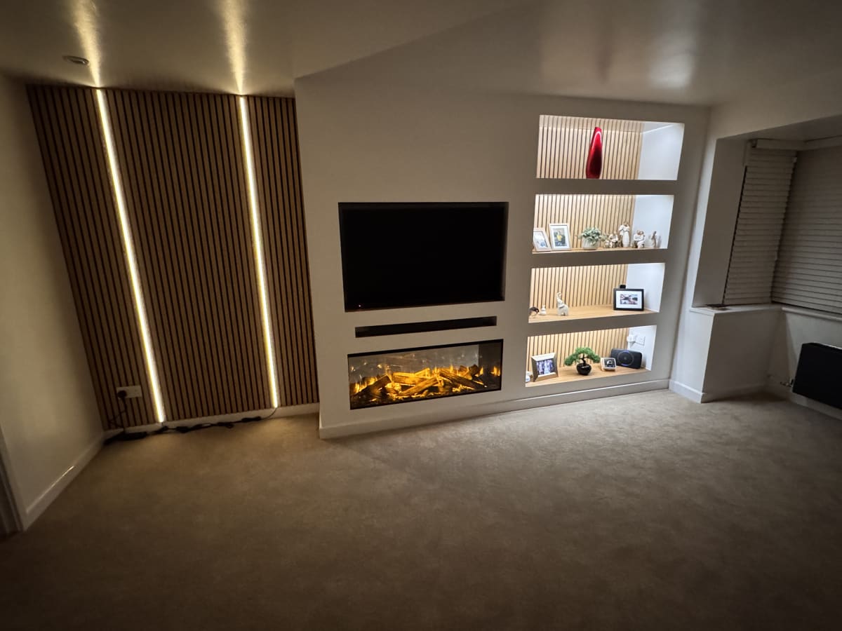 Modern integrated TV wall with slat panelling, fireplace and floating soundbar