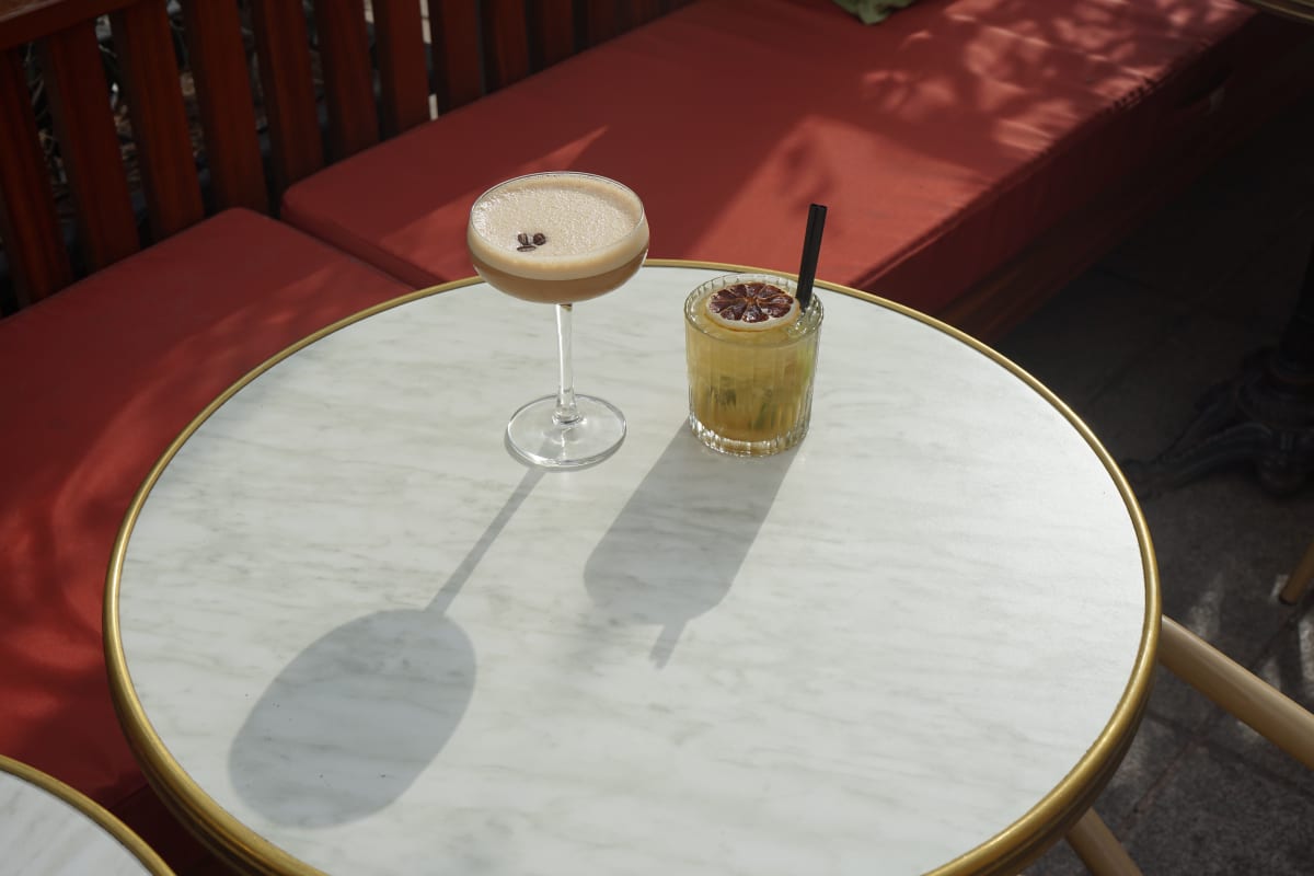 Cocktails en terrasse — ambiance Olea Marseille