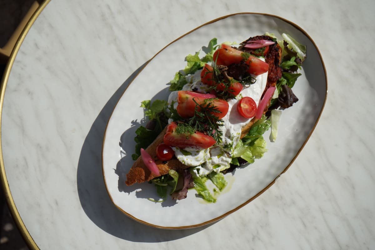 Salade tomate, mozzarella et burrata — cuisine Olea Marseille