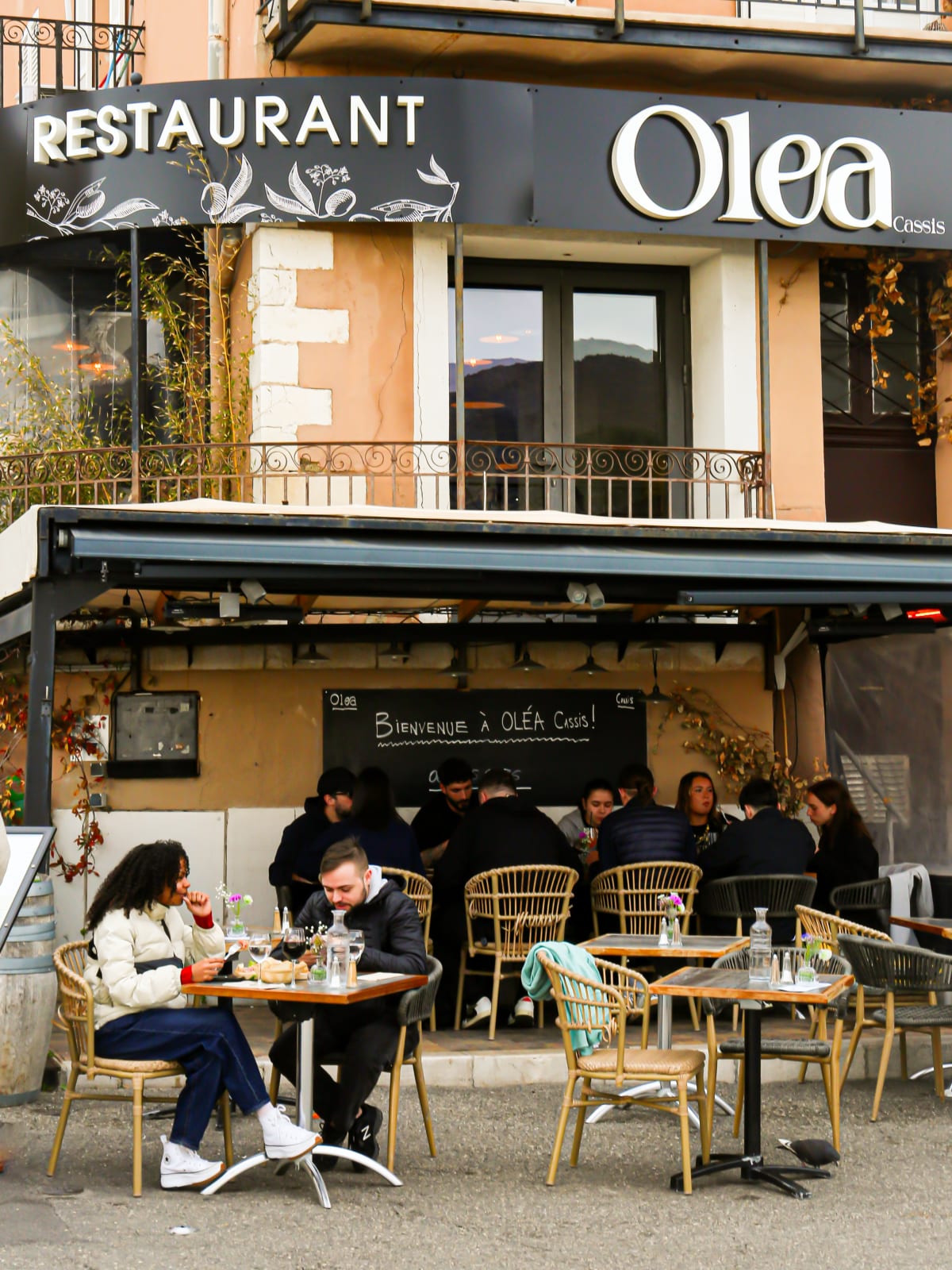 Façade et terrasse Olea Cassis sur le port