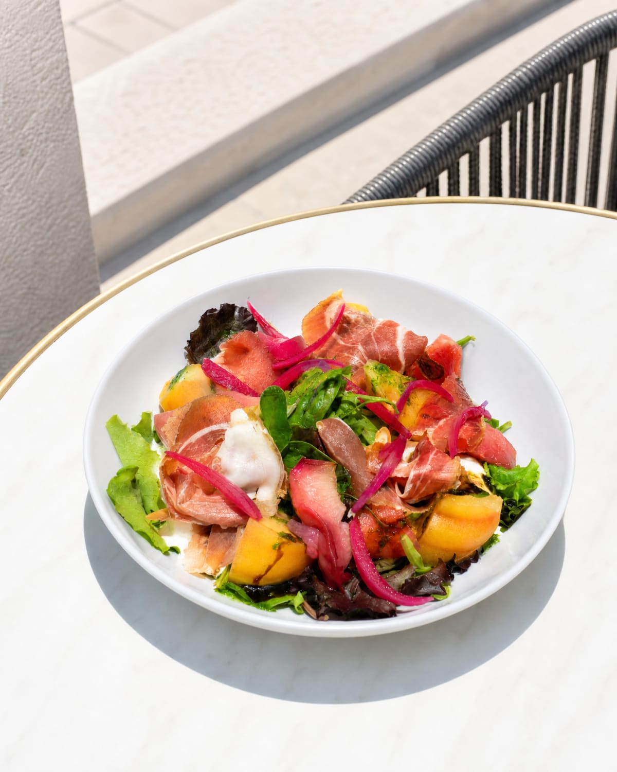 Salade prosciutto, melon, pêche et burrata — Olea Cassis