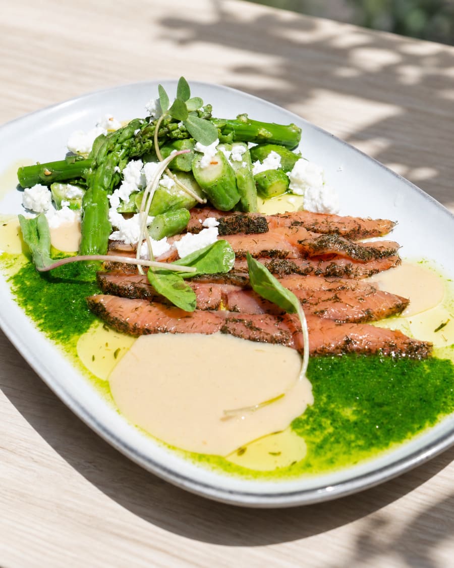 Tataki de bœuf, asperges et chèvre — Olea Cassis