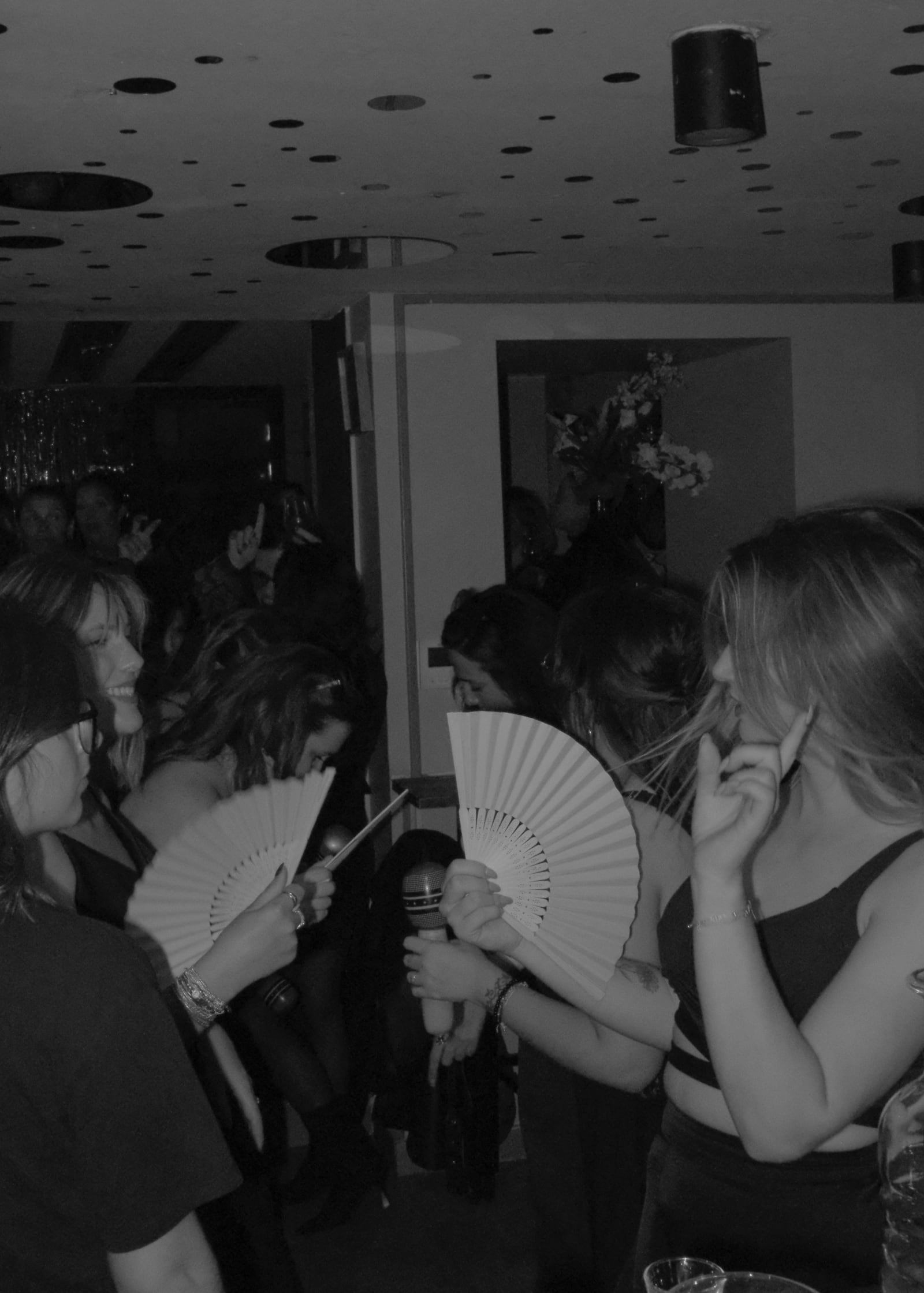 Clients dansant lors d'une soirée privée au Barjaquer